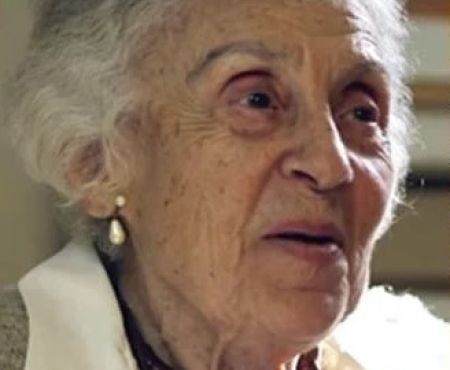 בִּדְמָמָה לֵילִית אֲנִי דּוֹבֶרֶת יִידִישׁ מִמַּעֲמַקִּים